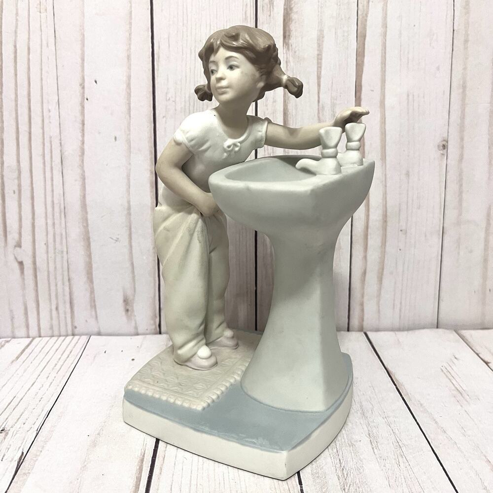 LLADRO "Clean Up Time" Pedestal Sink Blonde Matte Finish Version Retired #4838